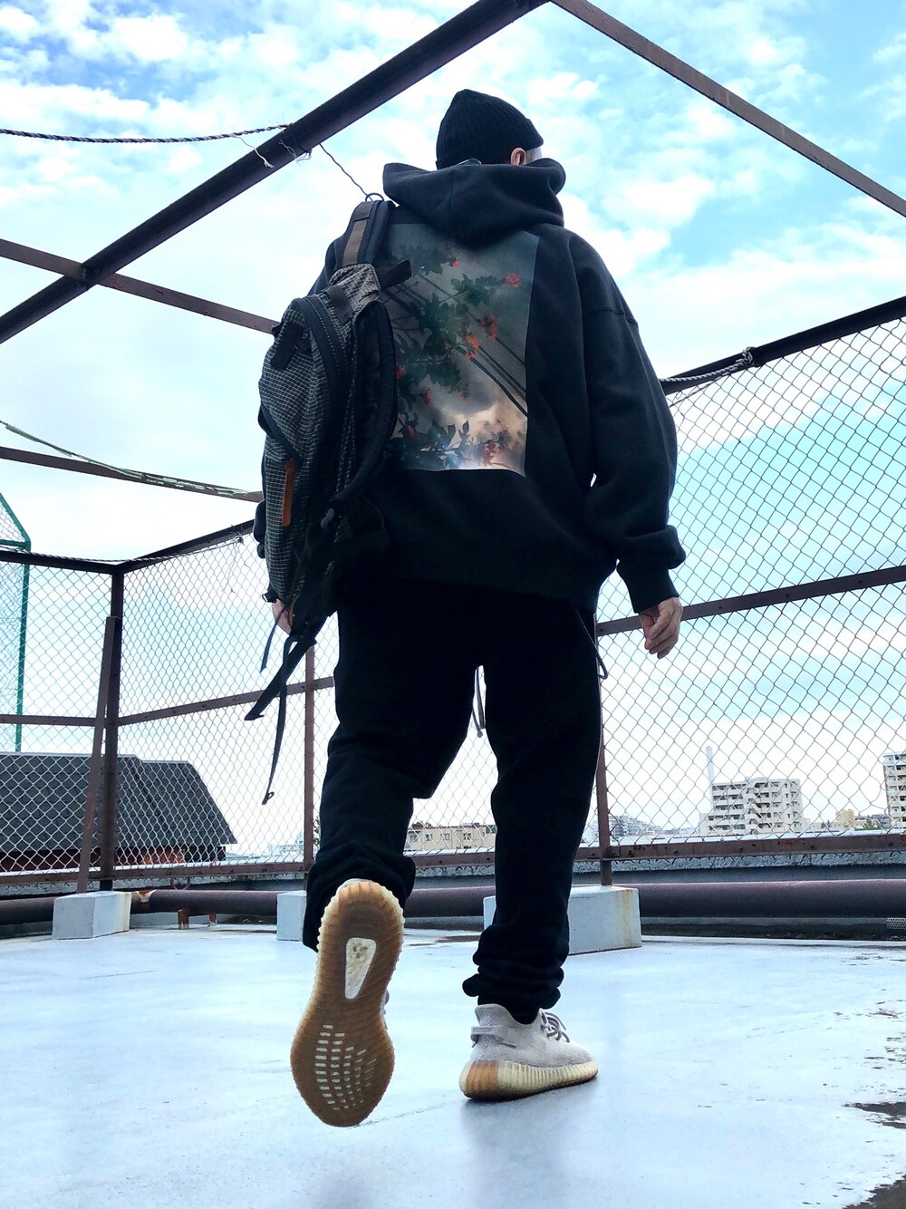 「葡萄、買い出し、黒、black、エッセンシャルズ、おっさん、yeezyboost350V2、大人カジュアル、秋のコーデ」｜「KIJIMA TAKAYUKIのアイテム（ニットキャップ/ビーニー、ブラック系）」を使った、つーるはーさん（メンズ・167cm）の秋コーディネートの1枚目の写真