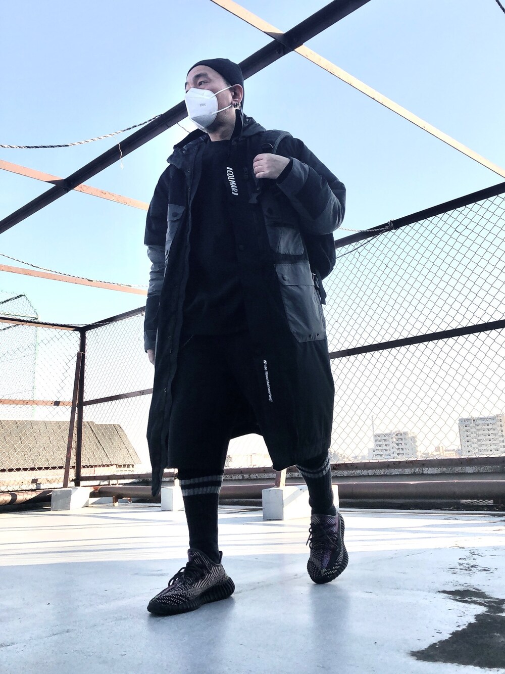 「おっさん、カジュアルコーデ、シンプル、大人カジュアル、モノトーン、ニット帽、ブラック、初老のコーデ」｜「WHITE MOUNTAINEERINGのアイテム（ダウンジャケット/コート、ブラック系）」を使った、つーるはーさん（メンズ・166cm）の冬コーディネートの1枚目の写真