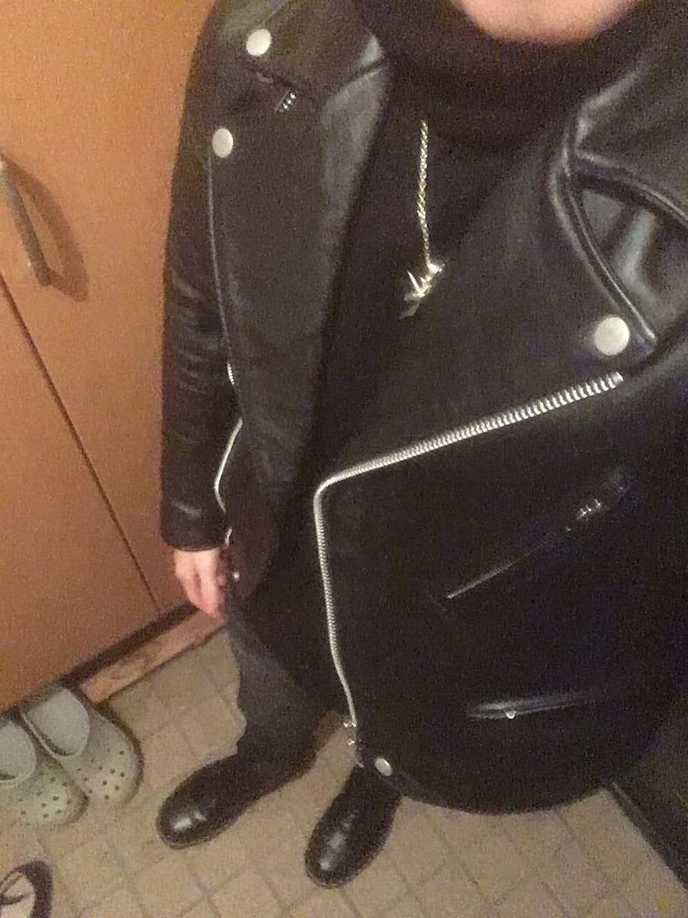 「秋冬、シンプル、ライダース、タートルネック、スキニーデニム、Dr.Martens」｜「green label relaxingのSC SOFT/COW ダブル ライダース / ジャケット（ライダースジャケット、ブラック系）」を使った、hitoshiさん（メンズ・169cm）の秋コーディネートの1枚目の写真