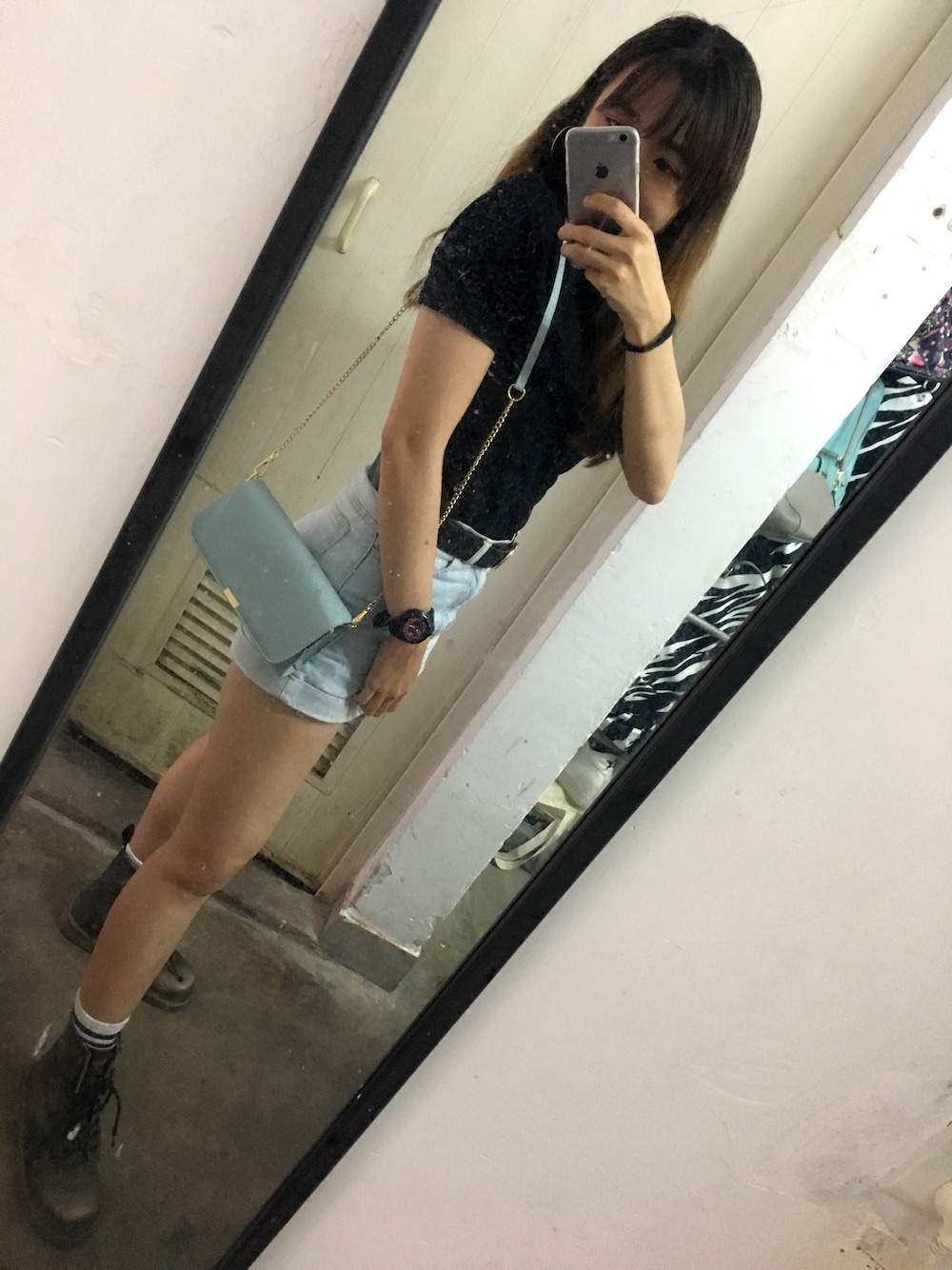 ブラック系のアナログ腕時計を着用したレディースの夏コーディネートの1枚目の写真