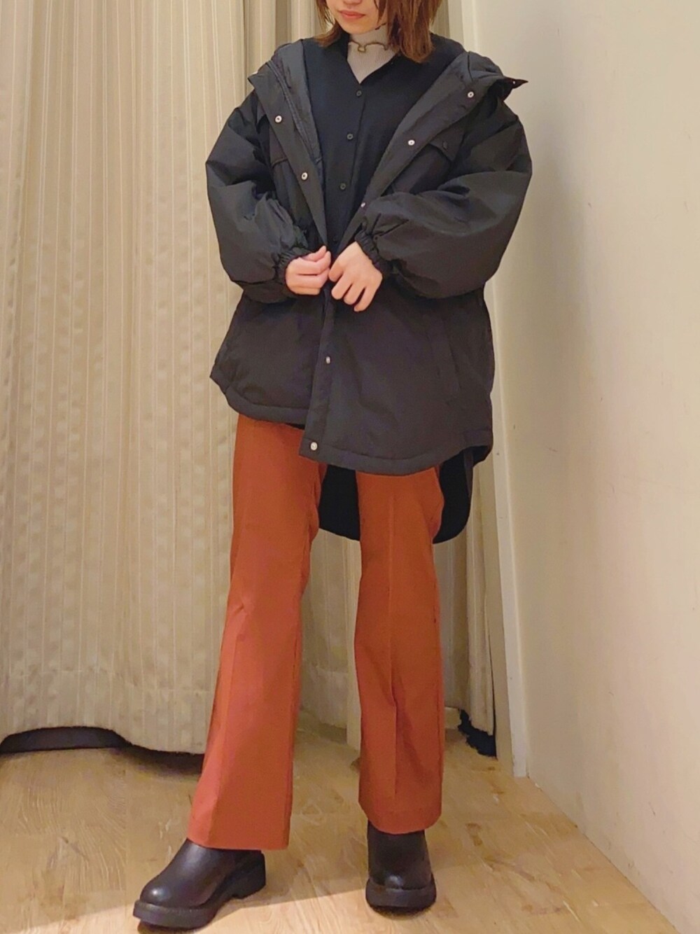 「年末WEAR感謝祭、パンツスタイル、アウター、あったかコーデ、いいね、save、フォローお願いします🤑、おしゃれさんと繋がりたい、アースミュージック＆エコロジー、低身長コーデ、ブラックコーデ、テラコッタ」｜「earth music&ecologyのスタンドカラーチュニック　＊（シャツ/ブラウス、ブラック系）」を使った、きむさん（レディース・153cm）の冬コーディネートの1枚目の写真