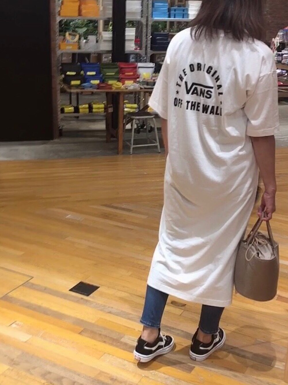 「夏コーデ、大人コーデ、シンプル、大人カジュアル、おしゃれさんと繋がりたい、オトナカジュアル、スニーカー、Tシャツワンピ、モノトーン、白Tシャツ」｜「VANSのアイテム（シャツワンピース、ホワイト系）」を使った、tocchiさん（レディース・159cm）の夏コーディネートの1枚目の写真