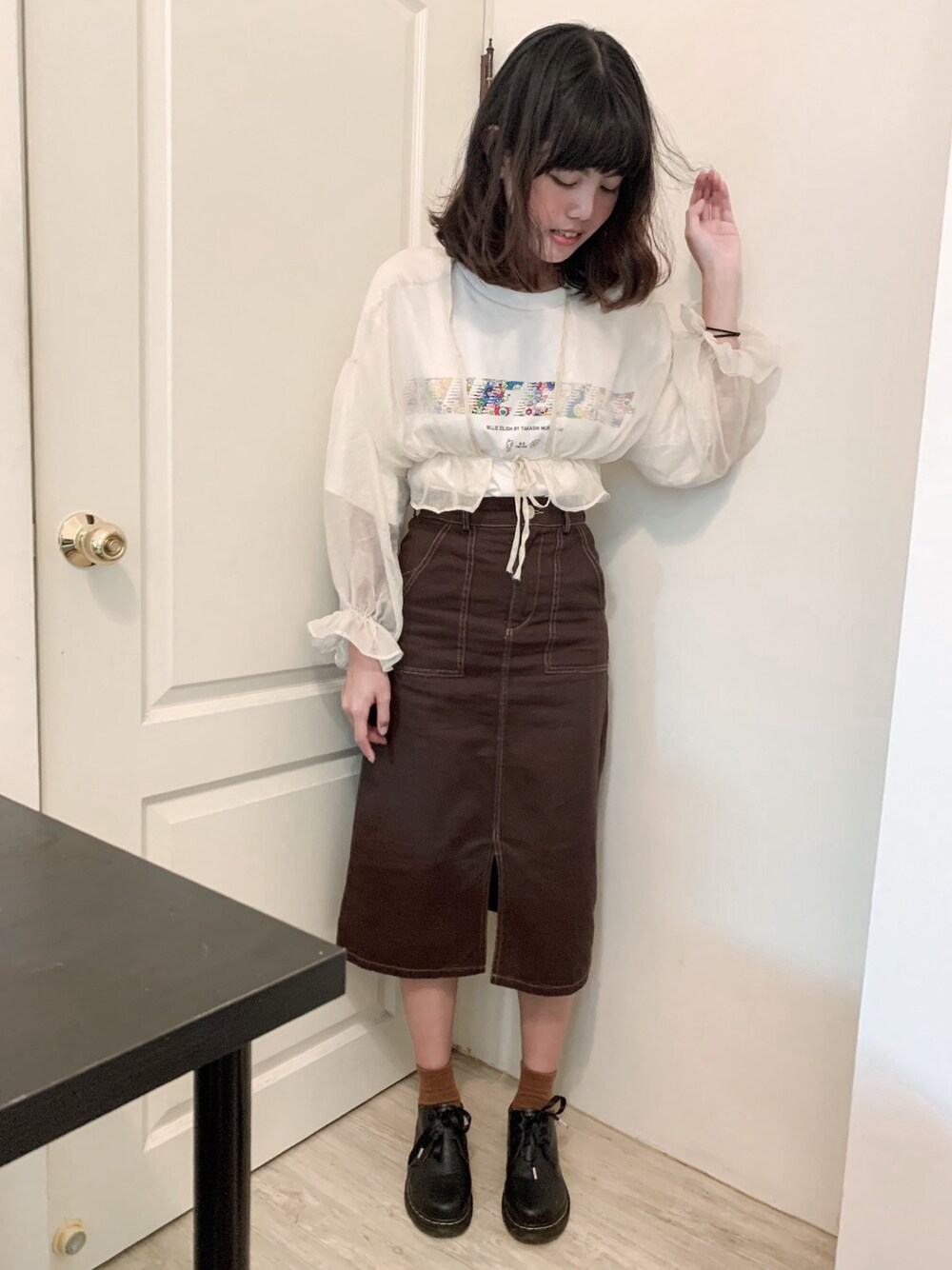 「GRL、BROWN、skirt、スカート、Dr.Martens、outfit、ootd、コート」｜「UNIQLOのクロップドクルーネックT（半袖）（Tシャツ/カットソー、ホワイト系）」を使った、ゆめさん（レディース・160cm）の秋コーディネートの1枚目の写真