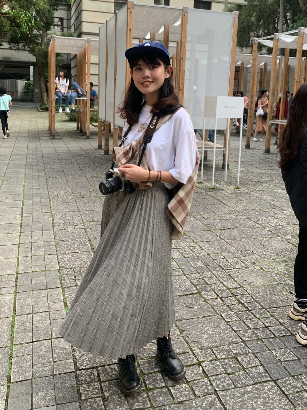 ホワイト系のTシャツ/カットソー、ベージュ系のシャツ/ブラウス、グレー系のスカートを着用したレディースの春コーディネートの1枚目の写真