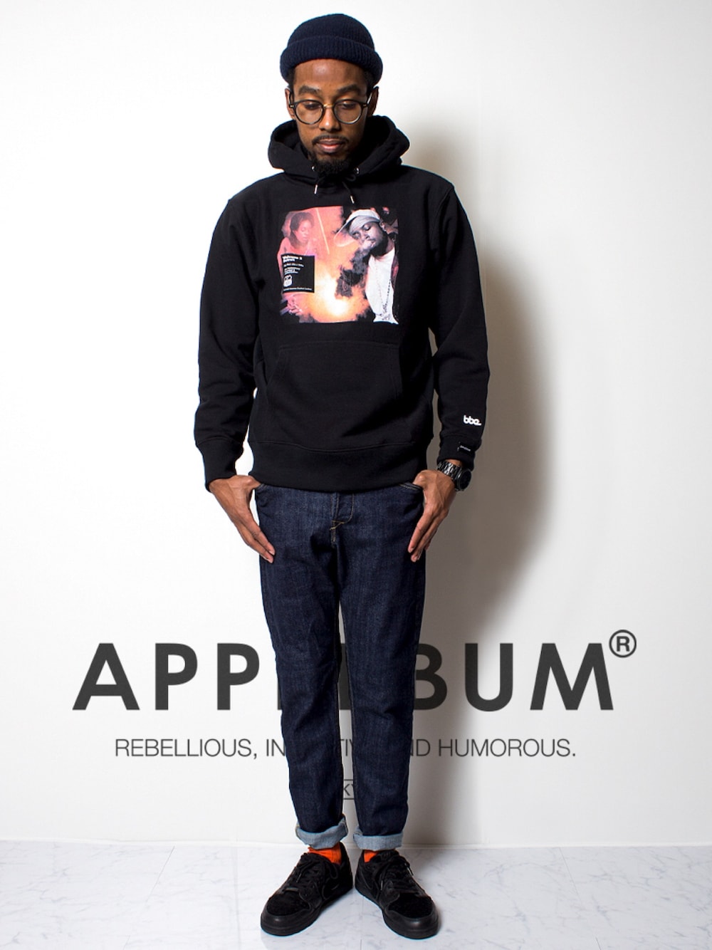 ブラック系のパーカー、ブルー系のデニムパンツ、ブラック系のスニーカーを着用したメンズの秋コーディネートの1枚目の写真