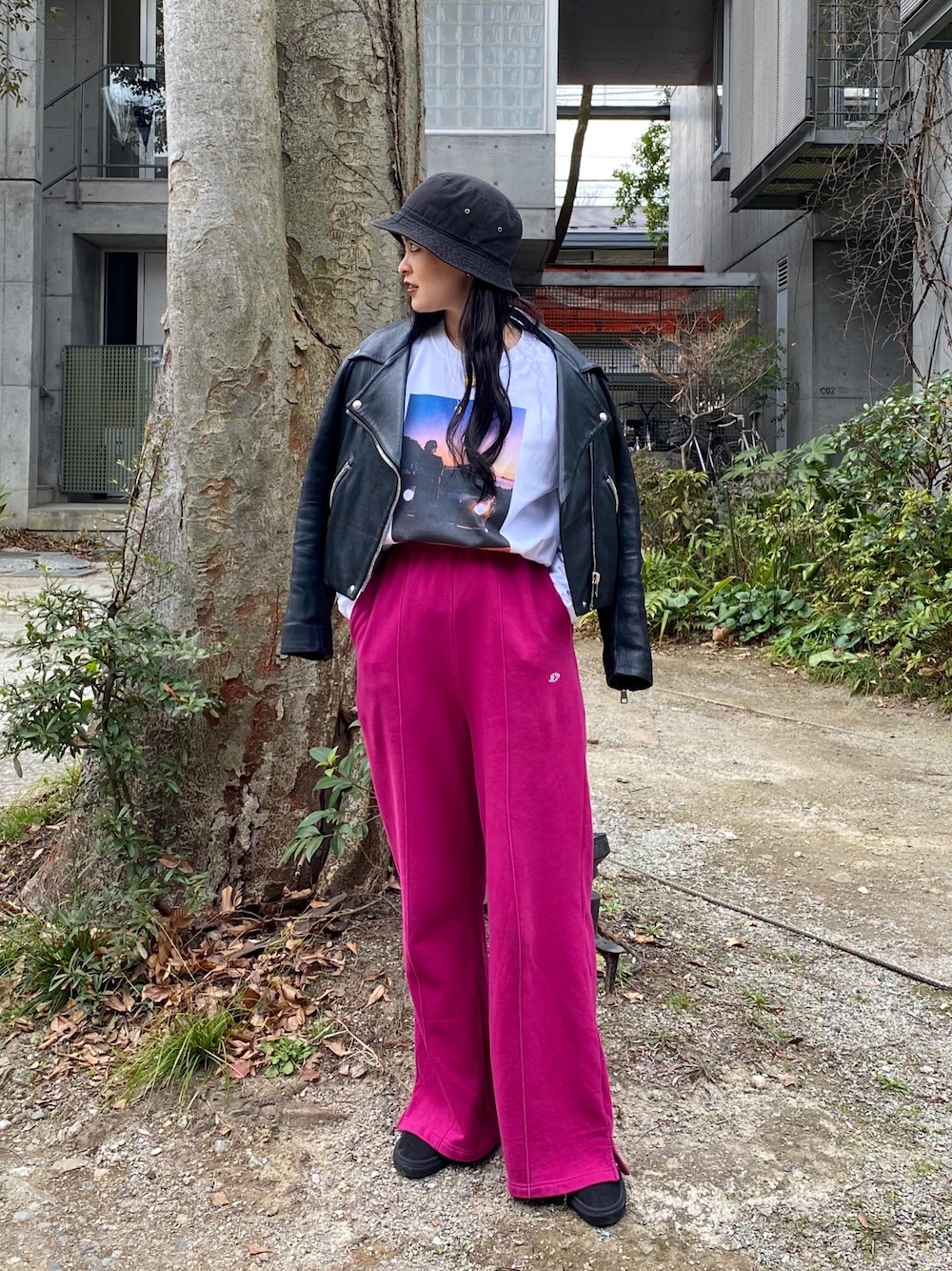 ホワイト系のTシャツ/カットソー、ピンク系のパンツ、ブラック系のライダースジャケットを着用したレディースの冬コーディネートの1枚目の写真