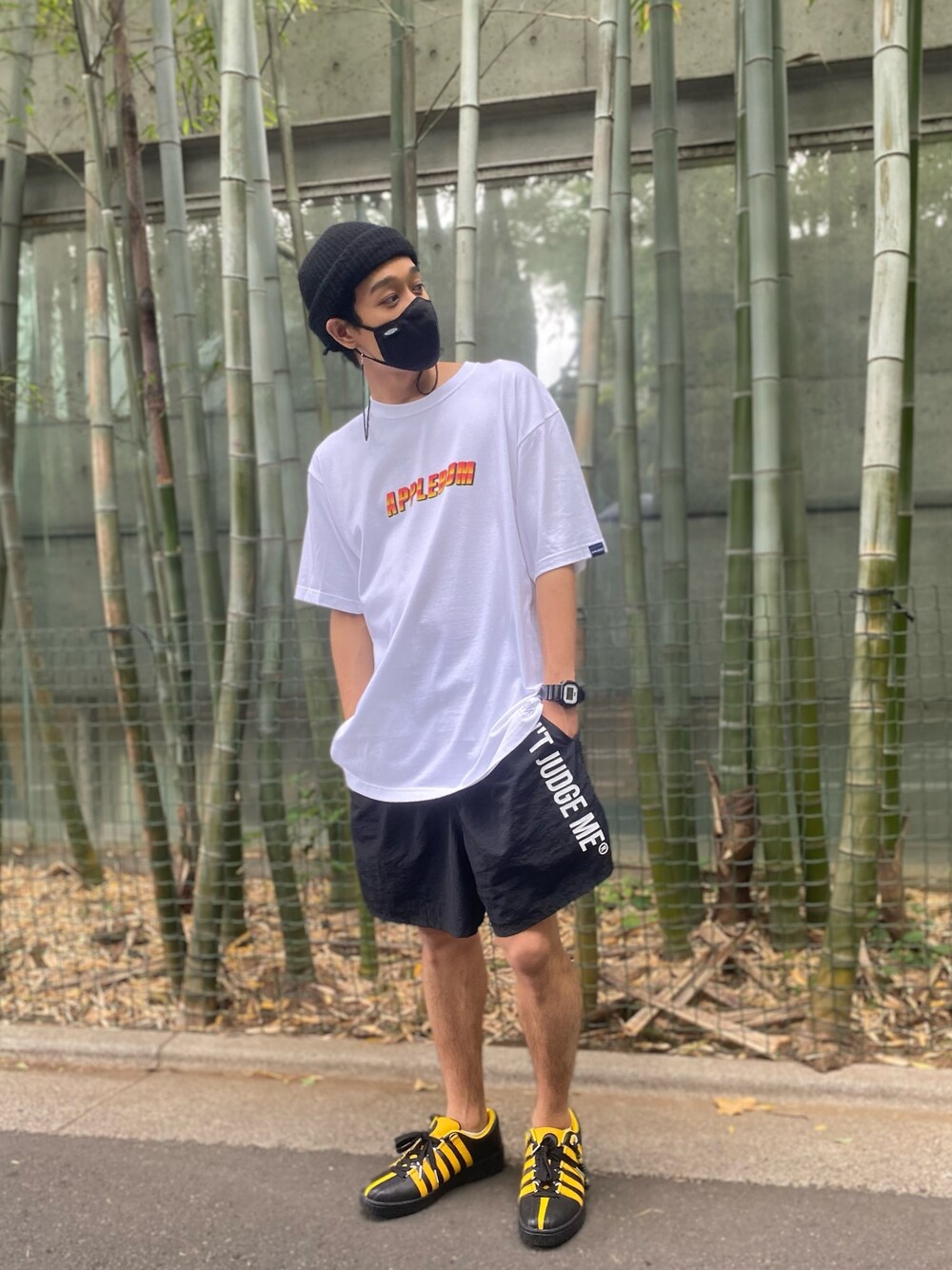 ホワイト系のTシャツ/カットソー、ブラック系のマスクを着用したメンズの夏コーディネートの1枚目の写真
