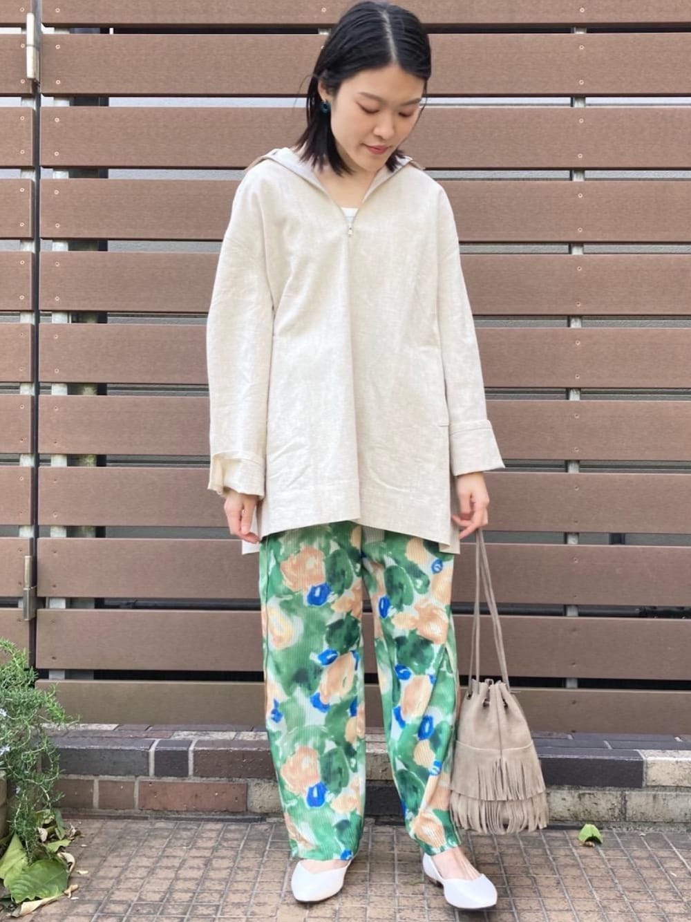 「casual、RELAX、BRACTMENT、イージーパンツスタイル、OUTERSUNSETスタイリング」｜「green label relaxingの【 Oggi コラボ 】◆[7days] FFC スクエアVカット フラットシューズ(1.5cmヒール)（パンプス、ホワイト系）」を使った、ユキカさん（レディース・156cm）の春コーディネートの1枚目の写真
