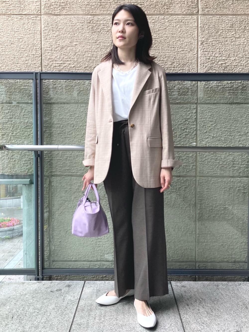 「ジャケット、シューズ、くすみカラー、Tシャツ/カットソー、BRACTMENT、遊び心のあるJacket Style、ベーシック/トラッド、ぱんつ」｜「green label relaxingの【 Oggi コラボ 】◆[7days] FFC スクエアVカット フラットシューズ(1.5cmヒール)（パンプス、ホワイト系）」を使った、ユキカさん（レディース・156cm）の春コーディネートの1枚目の写真