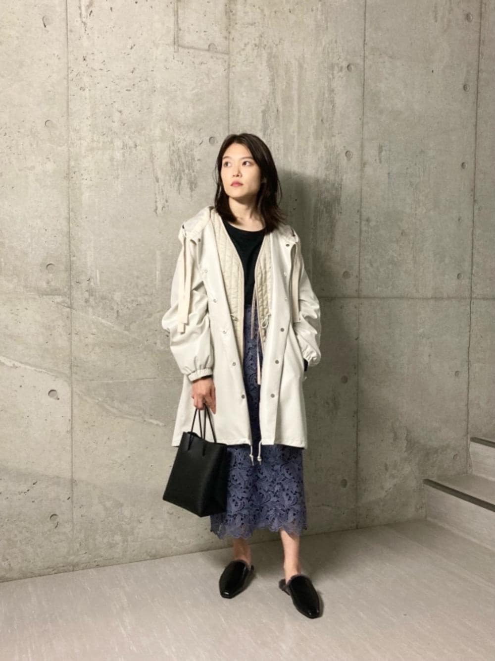 「アウター、トレンド、スカート、シューズ、フェミニン、モード、Tシャツ/カットソー、□骨格ストレート、■BRACTMENT、■EMMEL REFINES」｜「EMMEL REFINESの＜EMMEL REFINES（エメル リファインズ）＞ケミカルレース Iライン スカート / レーススカート（スカート、グレー系）」を使った、ユキカさん（レディース・156cm）の秋コーディネートの1枚目の写真