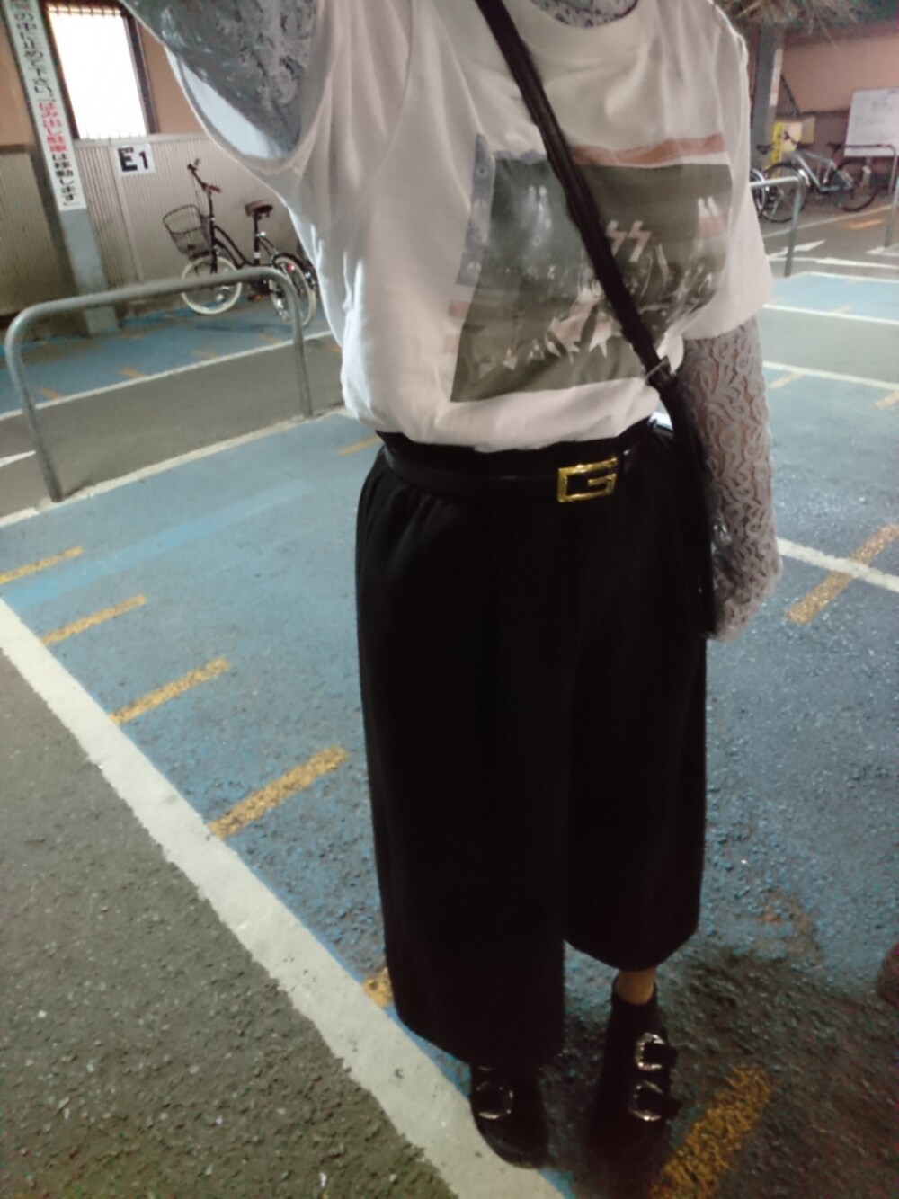 ホワイト系のTシャツ/カットソー、ブラック系のサンダルを着用したレディースの夏コーディネートの1枚目の写真