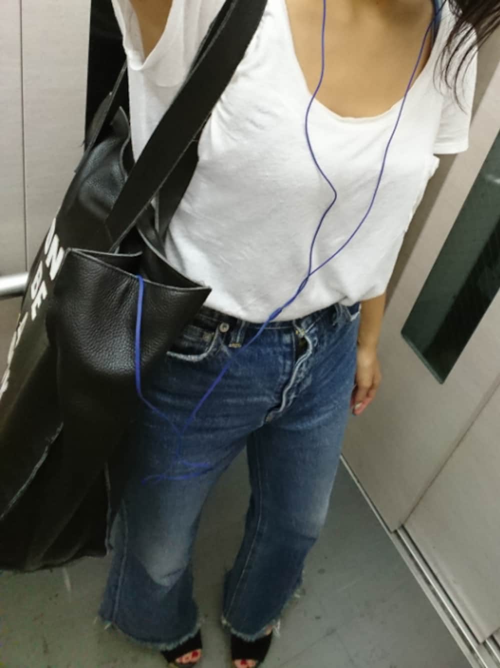 「夏コーデ、ootd、デニムパンツ、ハイウエスト、カジュアル、オトナカジュアル、シンプル、白Tシャツ、Tシャツ、Tシャツ×デニム」｜「SLYの【ViVi 3月号掲載】JULIAN HR BAGGY PT-B（デニムパンツ、ブルー系）」を使った、paoさん（レディース・151cm）の夏コーディネートの1枚目の写真