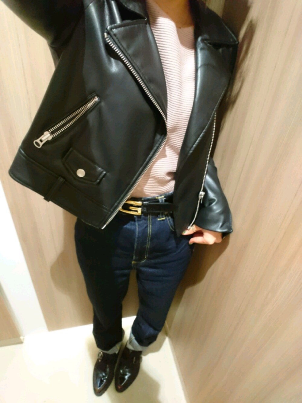 ブラック系のライダースジャケット、ピンク系のニット/セーター、その他のローファーを着用したレディースの春コーディネートの1枚目の写真