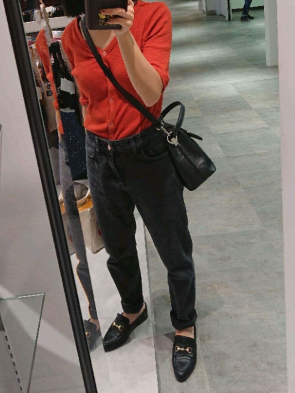 ブラック系のローファーを着用したレディースの秋コーディネートの1枚目の写真