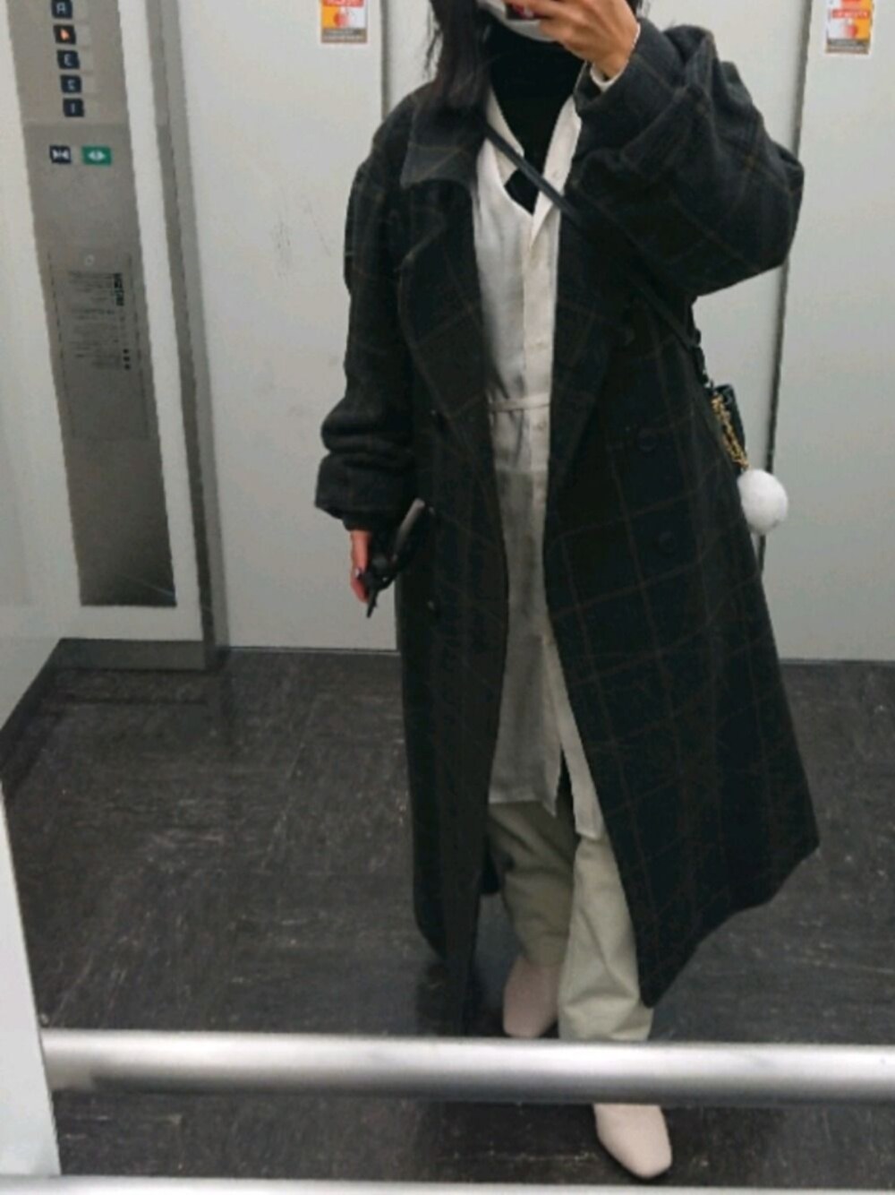 ホワイト系のシャツ/ブラウス、ホワイト系のブーツ、ホワイト系のデニムパンツを着用したレディースの冬コーディネートの1枚目の写真