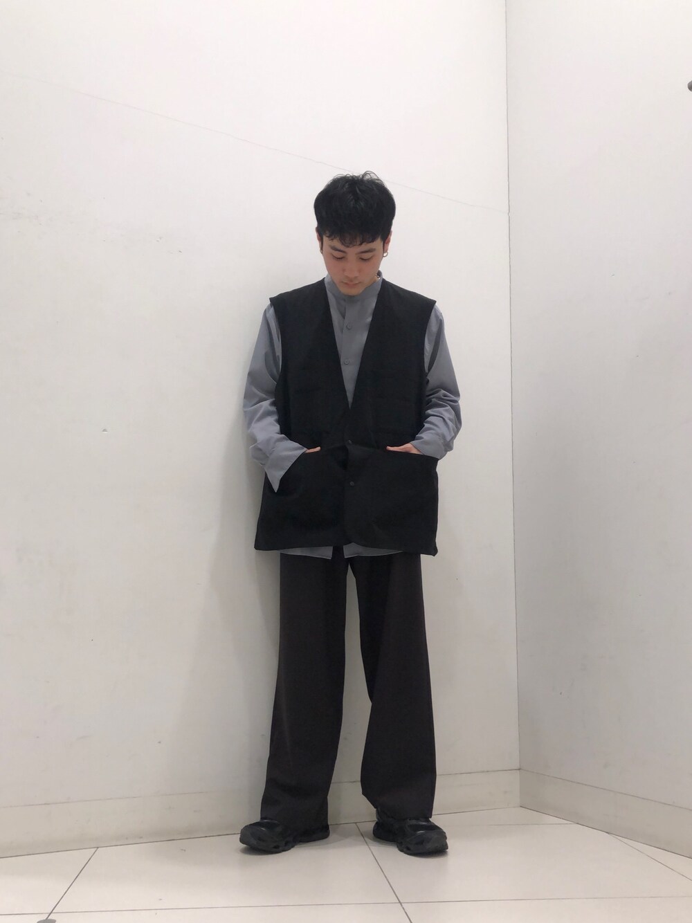 「春コーデ、きれいめカジュアル、リラックススタイル、休日スタイル、低身長コーデ、プチプラコーデ、ミリタリー、ベスト、センスオブプレイス、SENSEOFPLACE」｜「SENSE OF PLACE by URBAN RESEARCHのバンドカラーシャツ（シャツ/ブラウス、ブルー系）」を使った、アラキガクトさん（メンズ・164cm）の春コーディネートの1枚目の写真