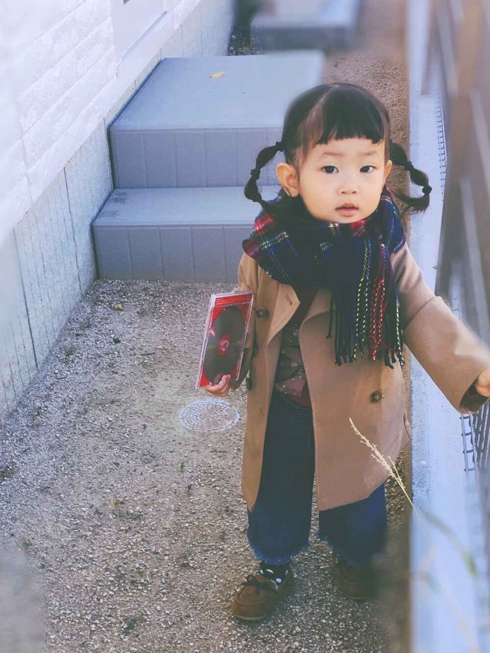 「petit mainのアイテム（デニムパンツ、ブルー系）」を使った、Krnさん（キッズ・100cm）の冬コーディネートの1枚目の写真