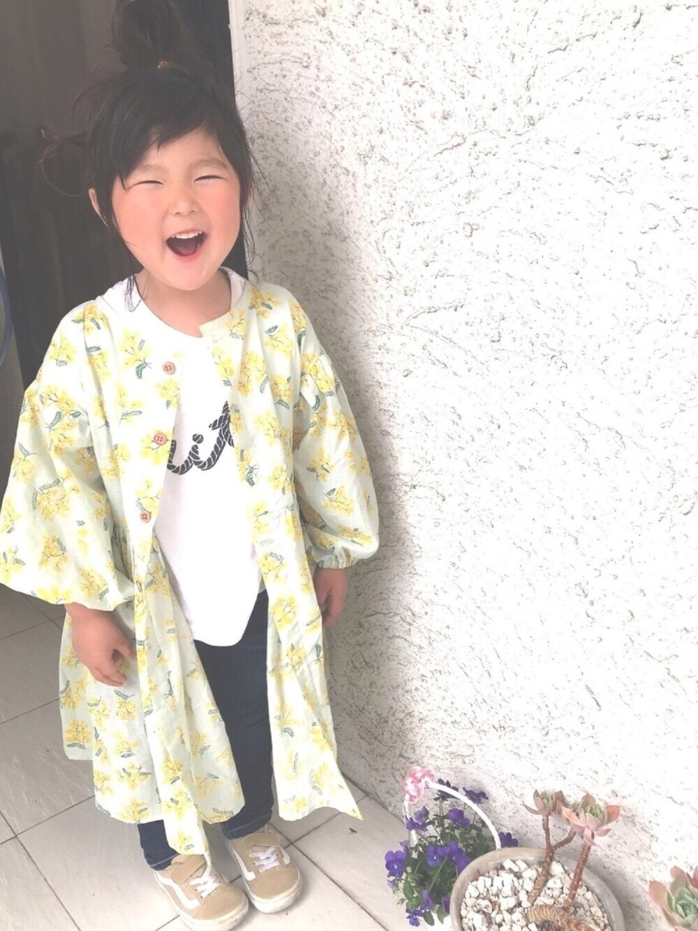 「カジュアルコーデ、おんなのこ、4歳、娘コーデ、おうちスタイル、女の子コーデ、女の子、おうちファッション、ハンドメイド」｜「hokkorikoのアイテム（シャツワンピース、グリーン系）」を使った、saranさん（キッズ・100cm）の春コーディネートの1枚目の写真