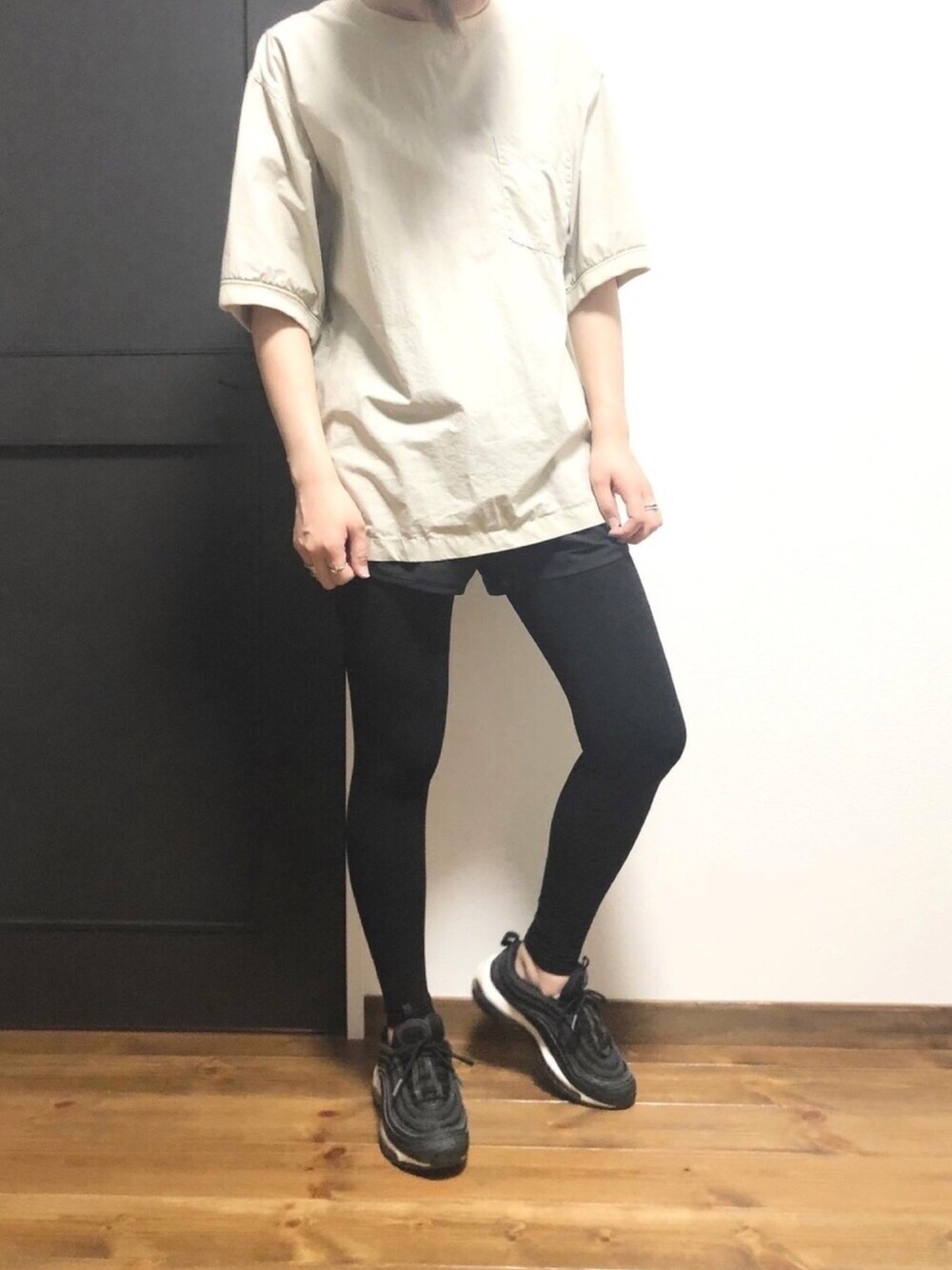 ベージュ系のTシャツ/カットソー、ブラック系のその他パンツ、ブラック系のスニーカーを着用したレディースの春コーディネートの1枚目の写真