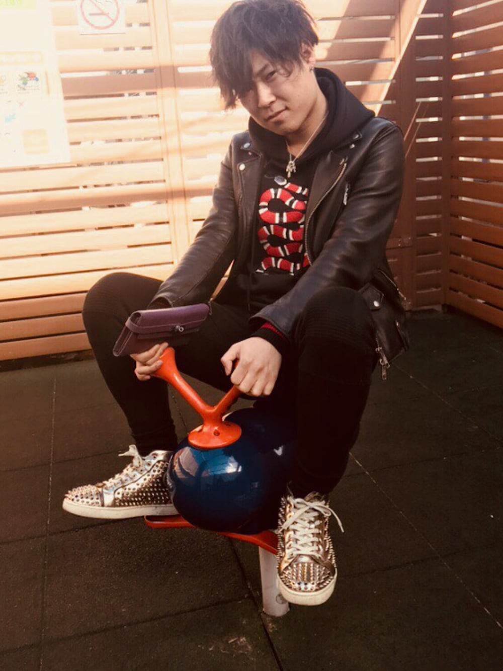 「Christian Louboutinのアイテム（スニーカー、ゴールド系）」を使った、haruki さん（メンズ・176cm）の冬コーディネートの1枚目の写真