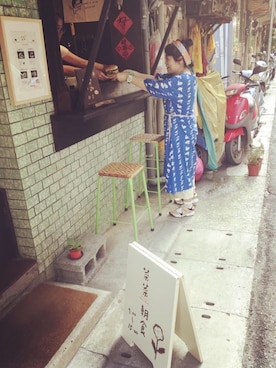 「NIKE（ナイキ）のNIKE WMNS AIR RIFT (MT ELMNTGLD/ORNG PL-MLT-CLR-BL) 【SP】（スニーカー、ゴールド系）」を使った、miki3homeさん（レディース・163cm）の夏コーディネート