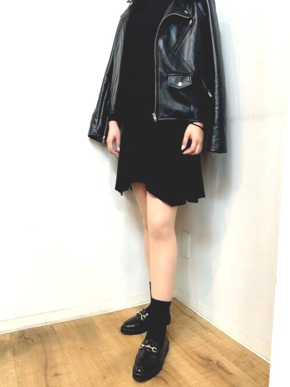 ブラック系のローファー、ホワイト系のシューズを着用したレディースの春コーディネートの1枚目の写真