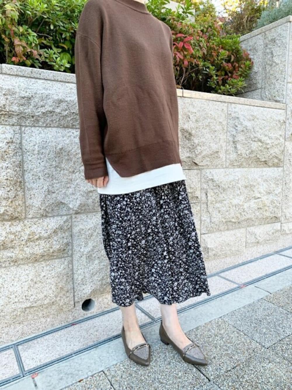 グリーン系のローファーを着用したレディースの秋コーディネートの1枚目の写真