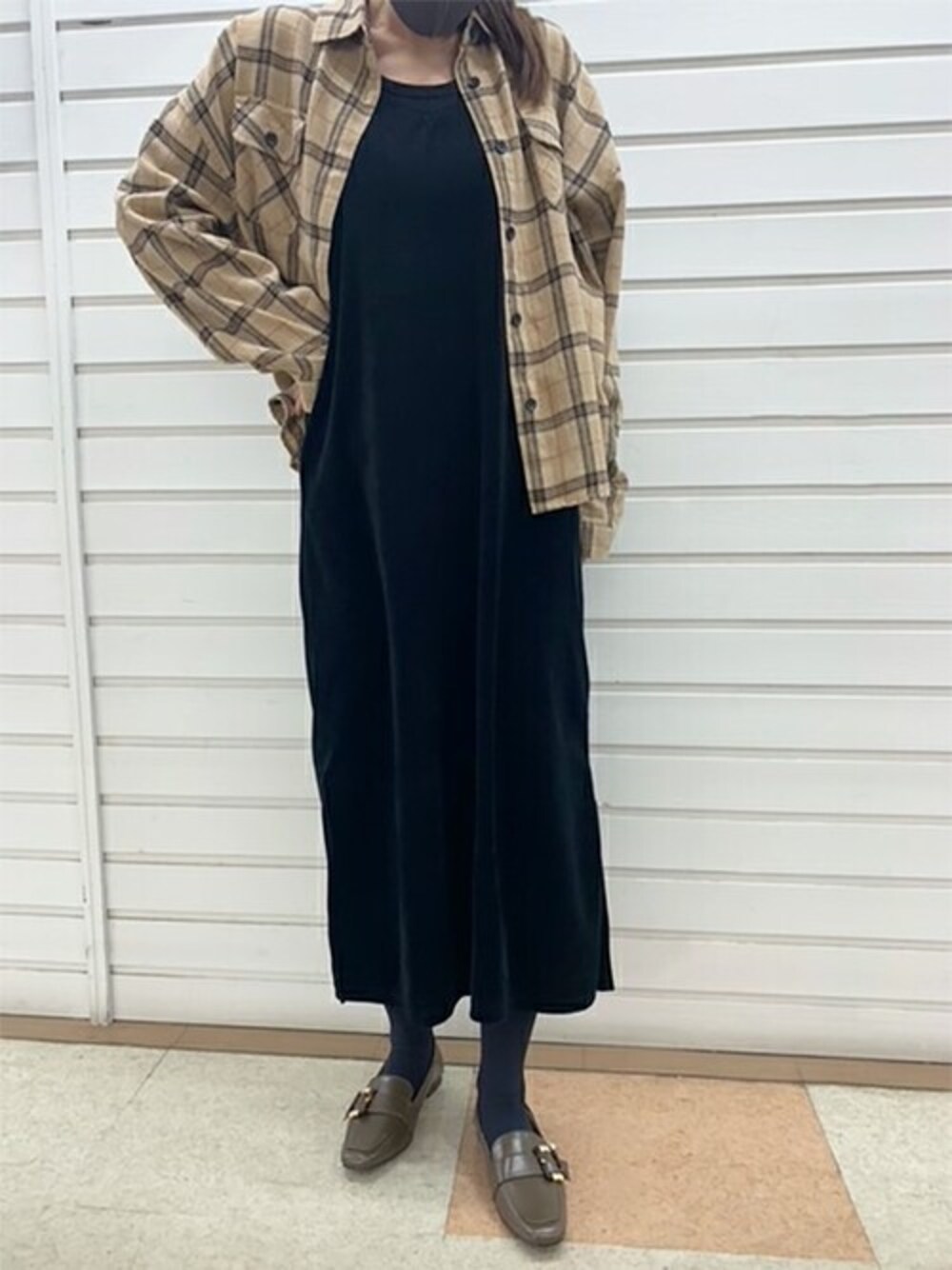 ブラウン系のローファーを着用したレディースの冬コーディネートの1枚目の写真