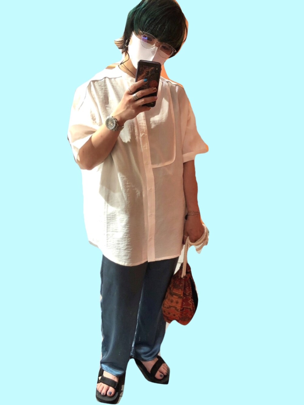 ホワイト系のシャツ/ブラウス、ブルー系のその他パンツ、ブラック系のサンダルを着用したレディースの夏コーディネートの1枚目の写真