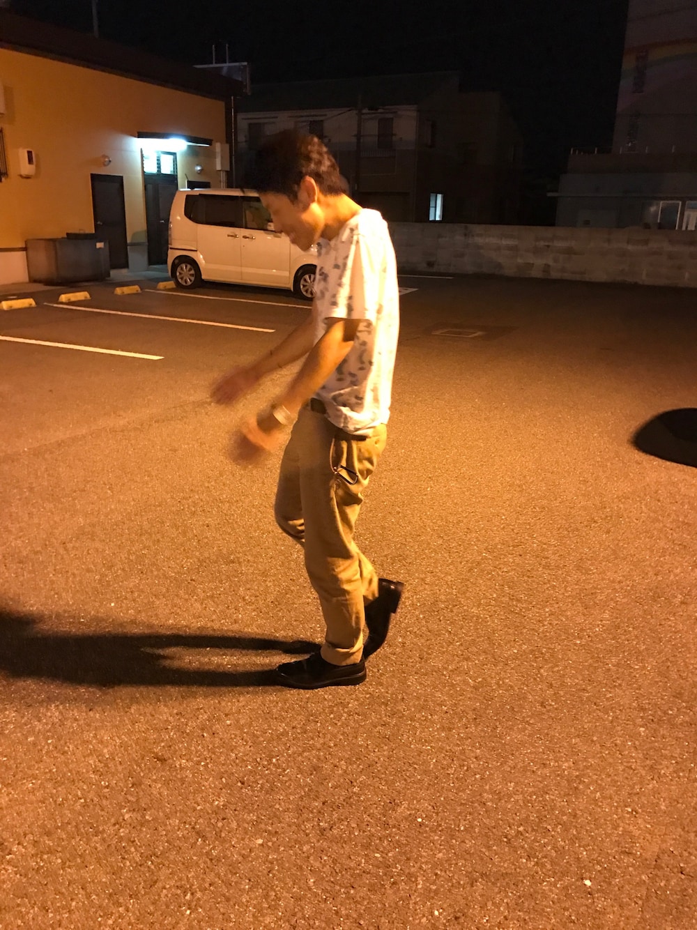 「ブルーハーツ、チノパン、きれいめカジュアル、革靴、シンプルコーデ、休日スタイル、プリントT、regal」｜「Maison KitsuneのＴＥＥ　ＳＨＩＲＴ　ＡＬＬ－ＯＶＥＲ　Ｊ（Tシャツ/カットソー、ホワイト系）」を使った、コタローさん（メンズ・165cm）の夏コーディネートの1枚目の写真