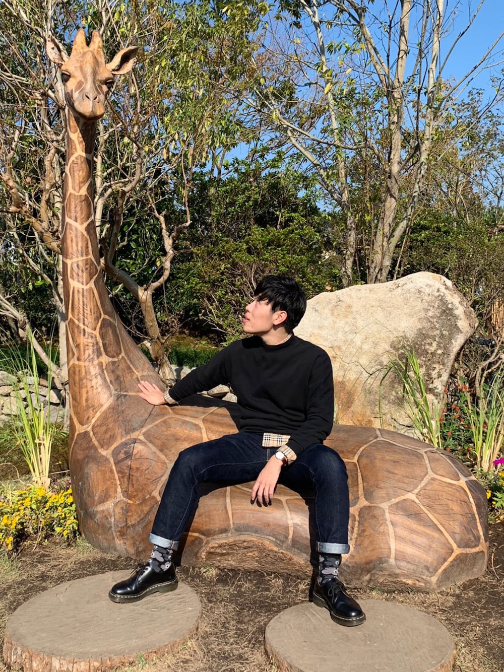 「足首だけキリンとおそろ、キリン首長い、待たせすぎたかな？、首を長くして、待っててくれるいいやつ」｜「BURBERRYのBurberry - クラシック ハウスチェック シャツ - men - コットン - M（シャツ/ブラウス、ブラウン系）」を使った、コタローさん（メンズ・165cm）の秋コーディネートの1枚目の写真