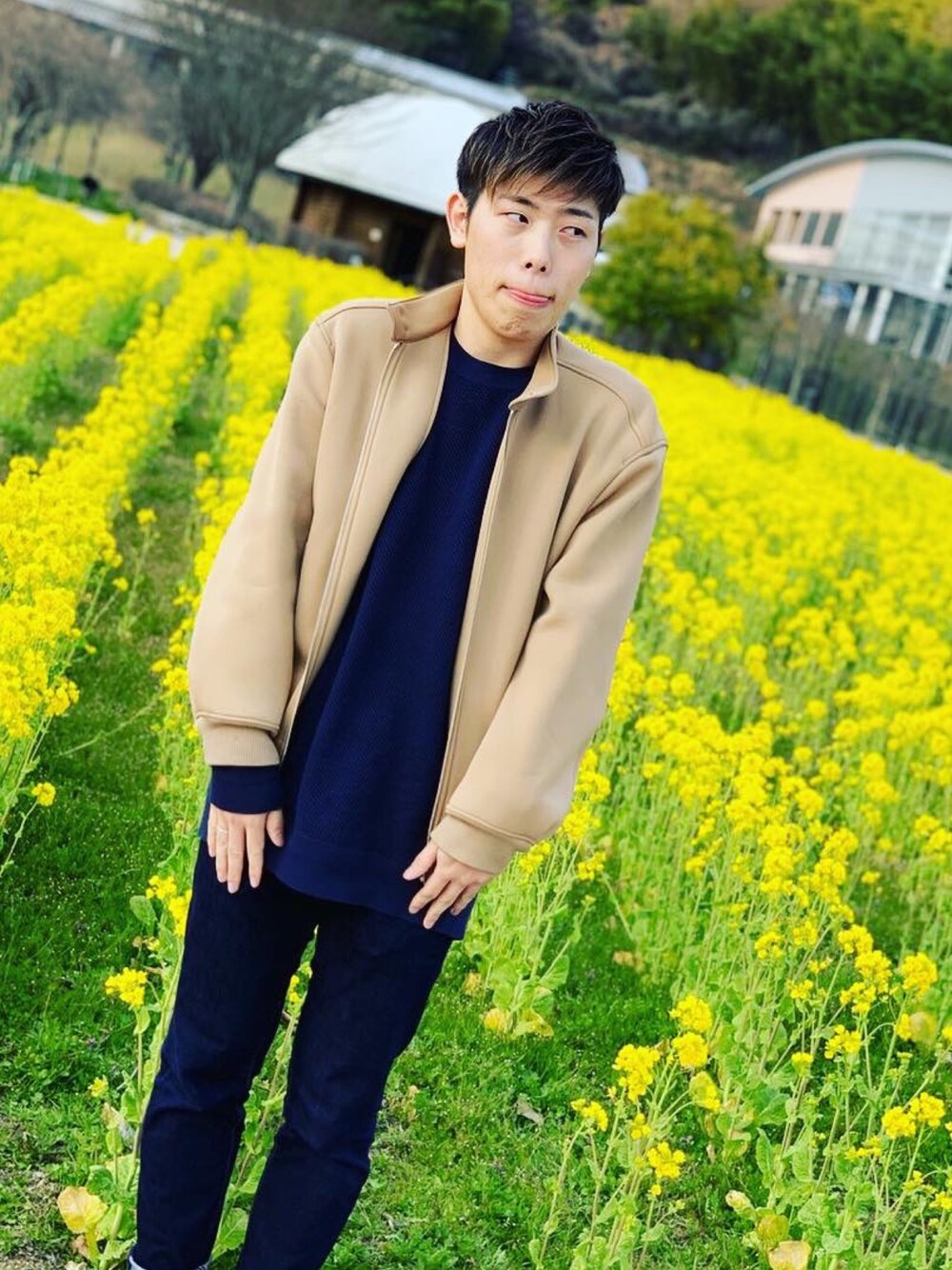 「菜の花、マジ黄色い！、春到来って感じ、新年号、令和、『れーわ』って言いづらいくない？、俺だけ？」｜「DIGAWELのアイテム（ブルゾン、ベージュ系）」を使った、コタローさん（メンズ・165cm）の春コーディネートの1枚目の写真