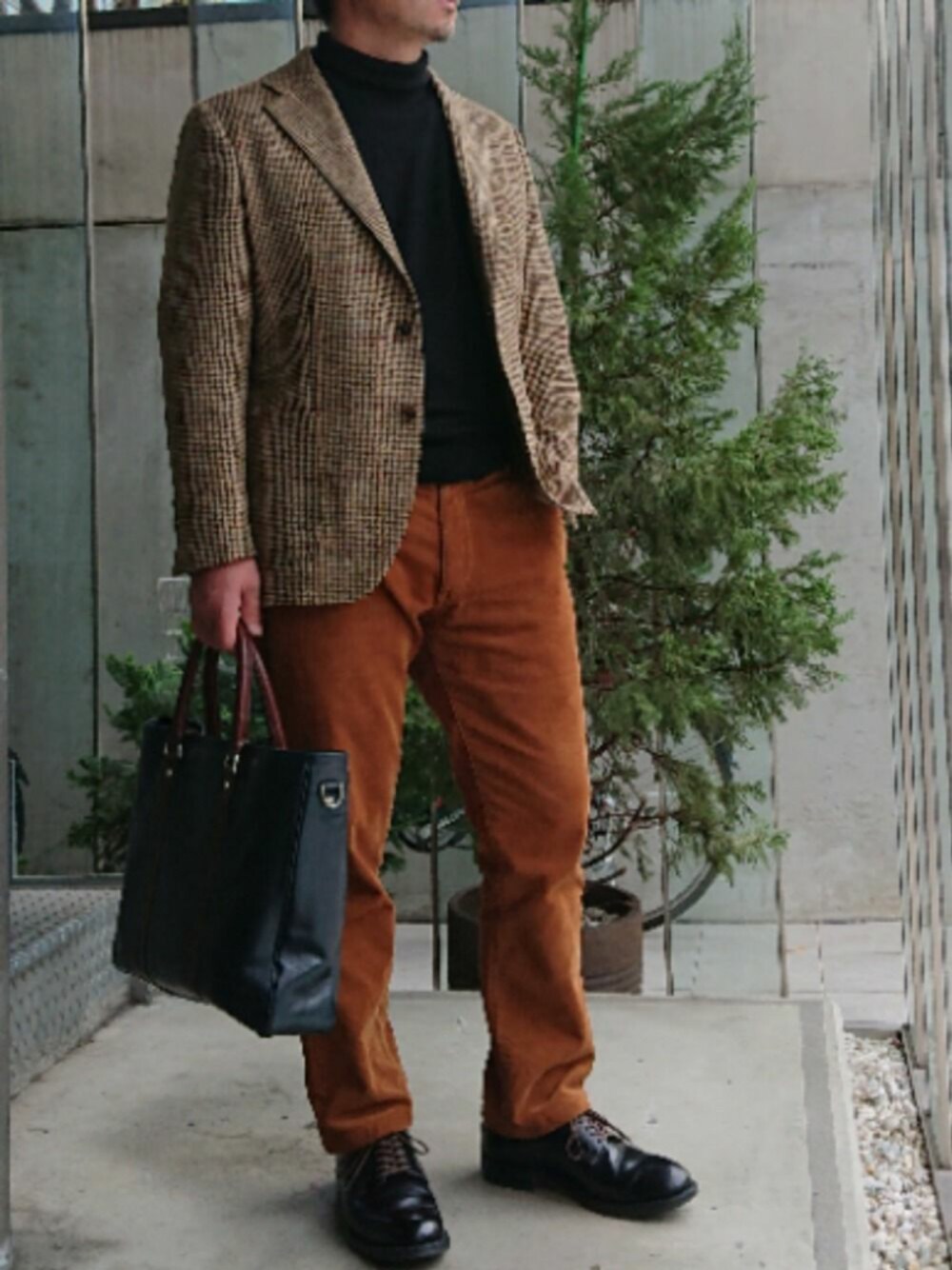 「秋のコーデ、バブアー、barbour、レッドウィング、ブラウンコーデ、MACKINTOSH、無印良品、トートバッグ、休日スタイル、40代」｜「RED WINGのRED WING（レッド・ウィング）＃9086 MIL-1 BLUCHER　OXFORD/ciger esquire

（シューズ、ブラック系）」を使った、アナグラハイムさん（メンズ・165cm）の秋コーディネートの1枚目の写真