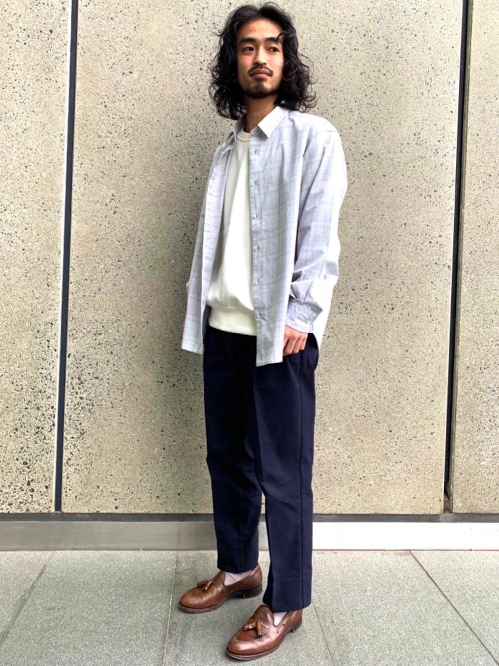 「大人カジュアル、casual、くすみカラー、WHITE! WHITE! WHITE!、”サマになるシリーズ”スタイル、スタイリングのアクセントに活躍する柄シャツ」｜「green label relaxingの＜ 機能性 / 抗菌 ＞ SC クリーンスウェット クルー 長袖（Tシャツ/カットソー、ホワイト系）」を使った、中村　佳煕さん（メンズ・169cm）の冬コーディネートの1枚目の写真