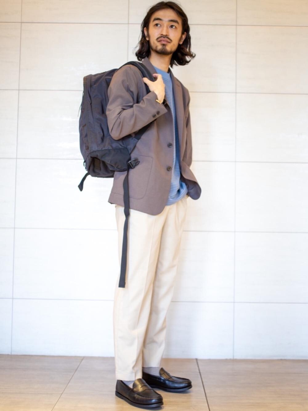 グレー系のバックパック/リュック、ブラック系のローファー、ブラウン系のテーラードジャケットを着用したメンズの春コーディネートの1枚目の写真