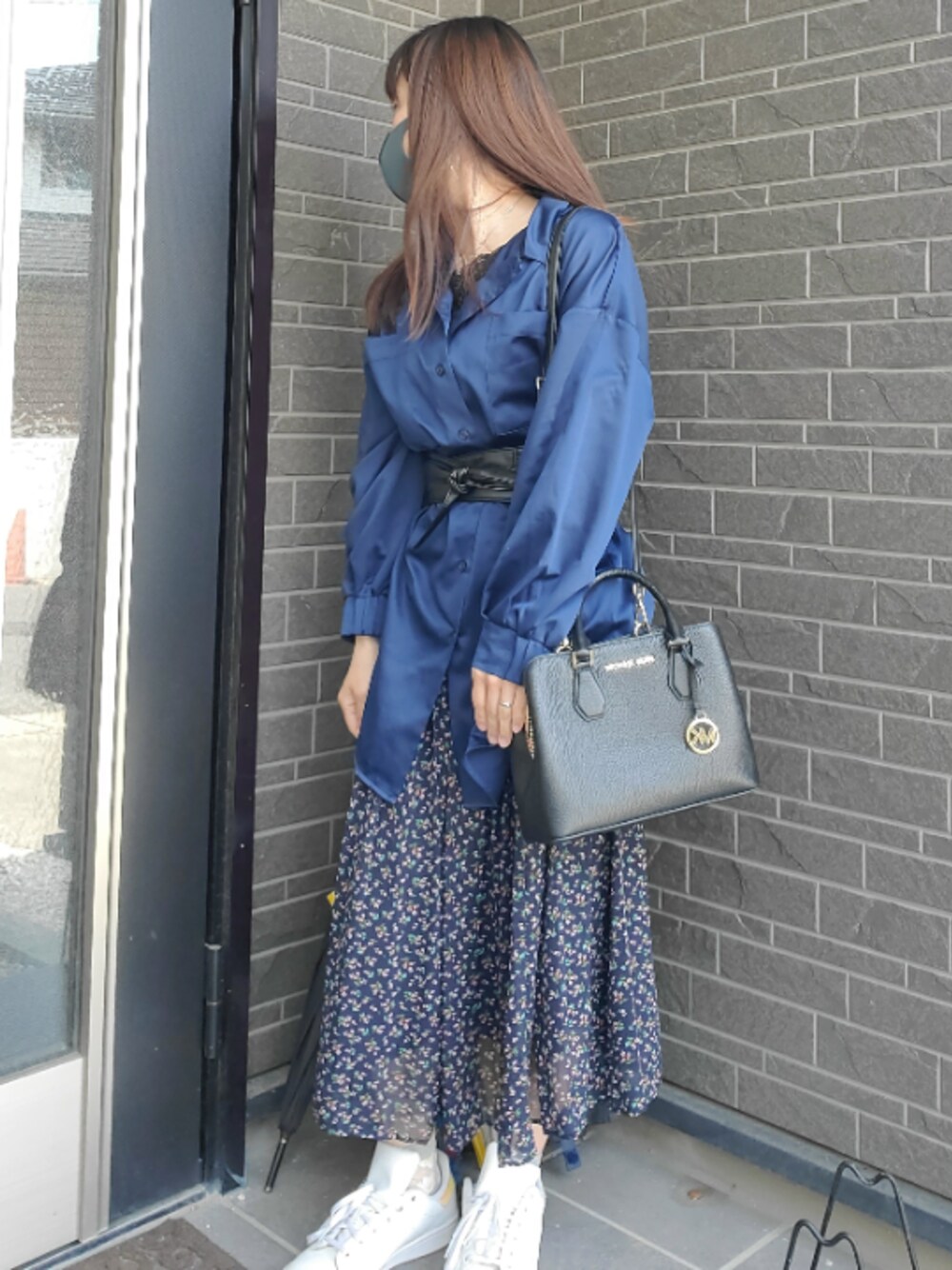 「プチプラ、低身長、きれいめカジュアル、シャツコーデ、パジャマ、サテンシャツ、小花柄、スタンスミス、adidas originals、ショルダーバッグ」｜「MICHAEL KORSのCAMILLE(カミーユ) スモール サッチェル（ハンドバッグ、ブラック系）」を使った、usaさん（レディース・144cm）の春コーディネートの1枚目の写真
