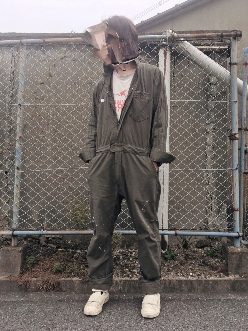 「作業着、アーティスト、自作アイテム、ワークスタイル」｜「自作のアイテム（Tシャツ/カットソー、グレー系）」を使った、js9さん（メンズ・178cm）の秋コーディネートの1枚目の写真