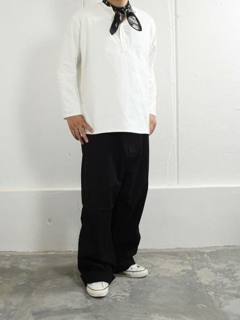 「CONVERSEのCONVERSE ALL STAR 40's GP OX / コンバース オールスター 40's GP OX（スニーカー、ホワイト系）」を使った、ピーコレさん（メンズ・178cm）の秋コーディネートの1枚目の写真