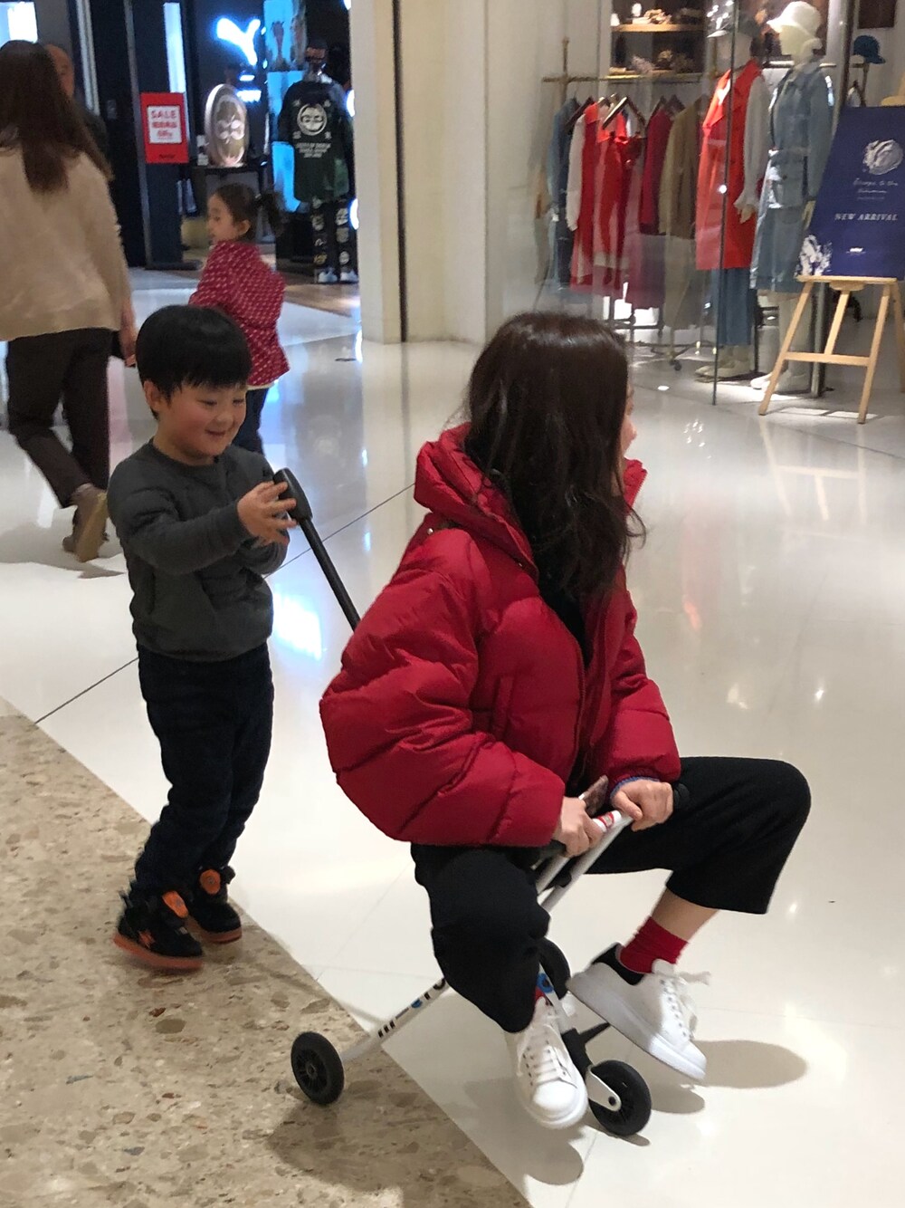 「身長低い、red、shopping mall」｜「SLYのアイテム（ダウンジャケット/コート、レッド系）」を使った、joichenさん（レディース・153cm）の冬コーディネートの1枚目の写真