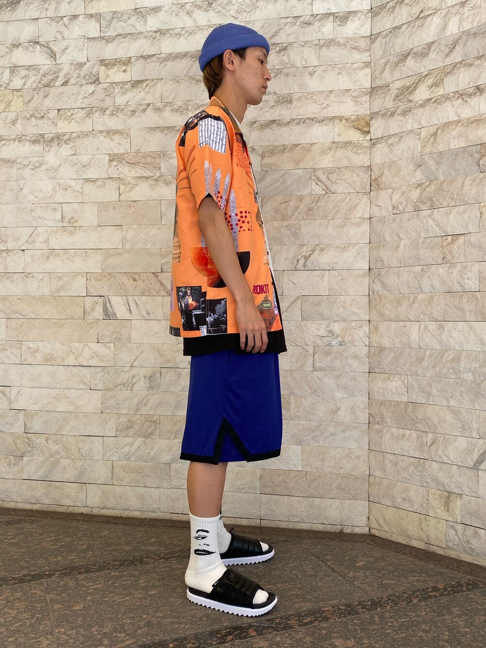 オレンジ系のシャツ/ブラウス、ブラック系のサンダル、ブラック系のサンダルを着用したメンズの夏コーディネートの1枚目の写真
