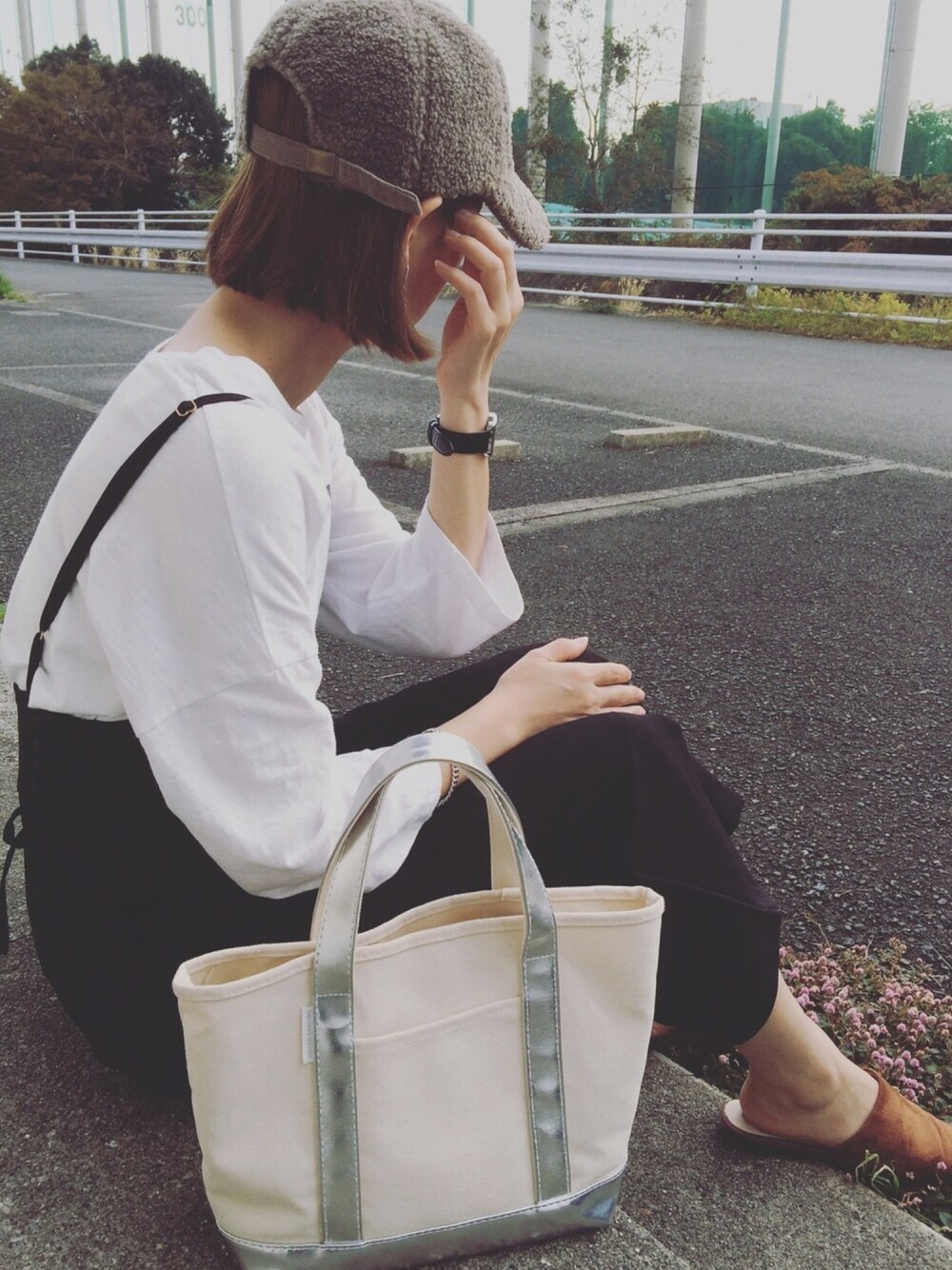 「ootd、秋のコーデ、カジュアルコーデ、オールインワン、サロペット、もこもこ、キャップ」｜「SENSE OF PLACE by URBAN RESEARCHのボアキャップ（キャップ、グレー系）」を使った、*のん＊さん（レディース・157cm）の秋コーディネートの1枚目の写真