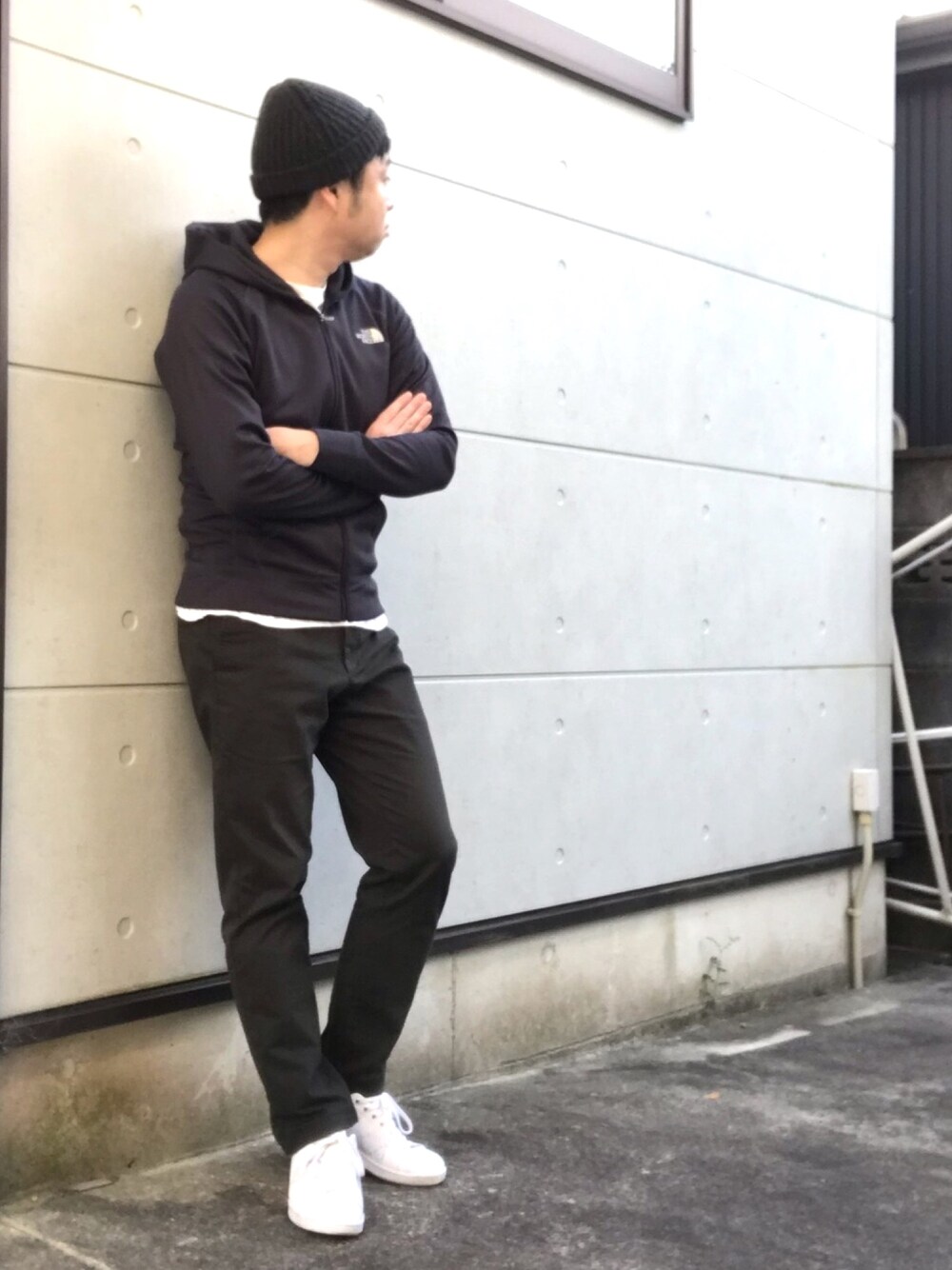 「ニット帽、スポーツミックス、パーカー、レイヤードスタイル、スニーカー、大人カジュアル、スキニー、キレイめ、シンプル」｜「HANESの【Hanes/ヘインズ】プレミアムジャパンフィット ポケット付クルーネックTシャツ（Tシャツ/カットソー、ホワイト系）」を使った、ZA@ROさん（メンズ・168cm）の冬コーディネートの1枚目の写真