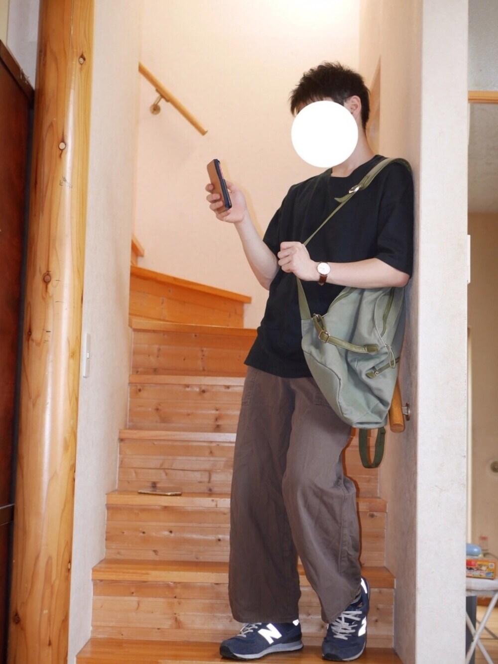 「おしゃれさんと繋がりたい、お洒落さんとつながりたい、ワイドパンツ ブラウン、ダニエルウェリントン、秋コーデ、シンプルコーデ、トップス 黒、20歳、ニューバランス、普通」｜「select MOCAのウエスト後ろゴム入りビックポケットベルト付きハイウエストベイカーワイドパンツ（カーゴパンツ、ブラウン系）」を使った、むむむさん（メンズ・168cm）の秋コーディネートの1枚目の写真