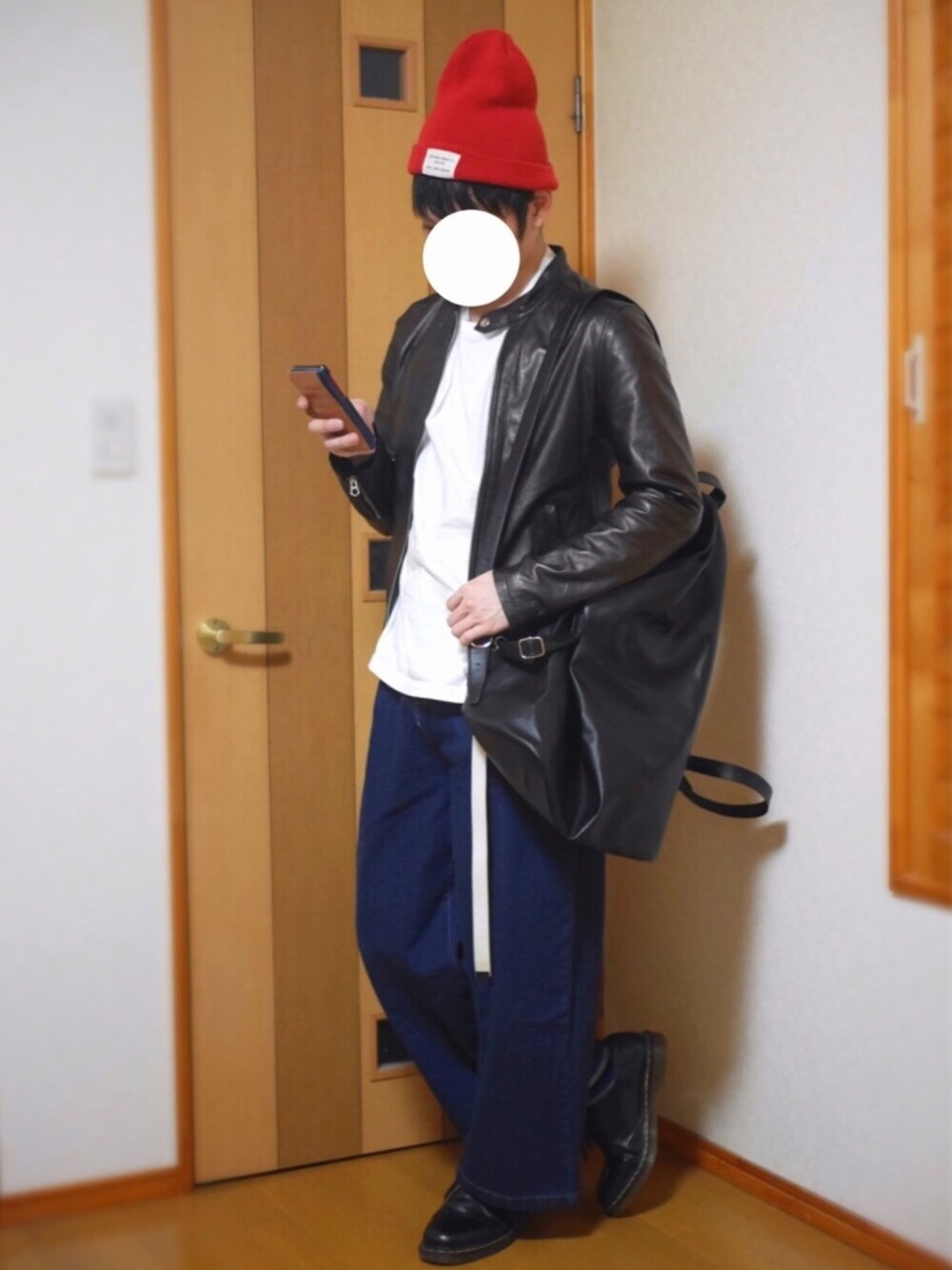 「ニット帽コーデ、ライダース、秋コーデ、selectmoca、ハレ(HARE)、Aライン、お洒落さんとつながりたい、おしゃれさんと繋がりたい、シンプルコーデ、20歳」｜「select MOCAの【GISELe11月号掲載】【GISELe６月号掲載】【大人気】【デニムパンツランキング１位獲得】ハイウエストコットン デニムワイドパンツ（デニムパンツ、ブルー系）」を使った、むむむさん（メンズ・168cm）の秋コーディネートの1枚目の写真