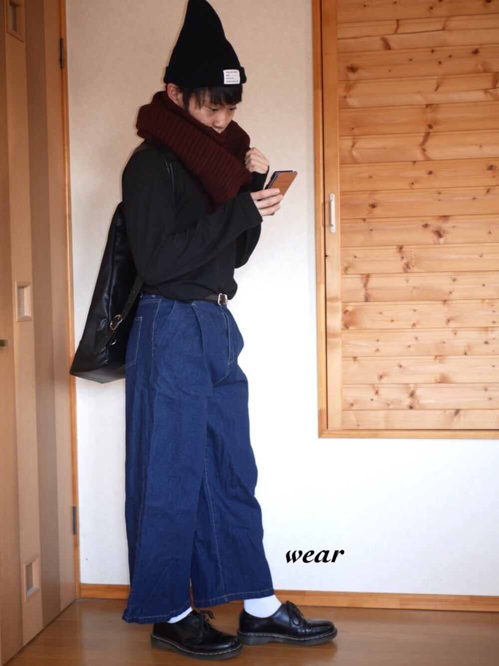 「ニット、秋コーデ、オーバーサイズ、タックイン、おしゃれさんと繋がりたい、お洒落さんとつながりたい、黒コーデ、冬コーデ、ゆるコーデ、ゆるっと」｜「Dr. MartensのDr.Martens (ドクターマーチン) 1461 3EYE GIBSON 3ホール ギブソン MEN（ドレスシューズ、ブラック系）」を使った、むむむさん（メンズ・168cm）の秋コーディネートの1枚目の写真