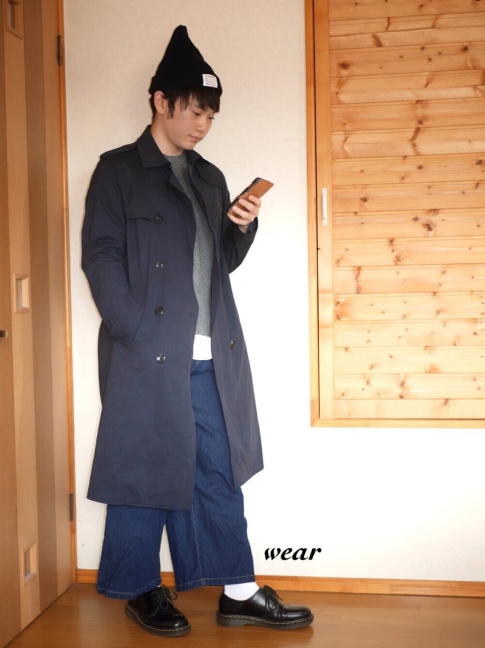 「お洒落さんとつながりたい、おしゃれさんと繋がりたい、ニット帽 黒、秋コーデ、冬コーデ、トレンチコート、ナノユニバース、Iシルエット、カジュアル、ワイドパンツ」｜「Dr. MartensのDr.Martens (ドクターマーチン) 1461 3EYE GIBSON 3ホール ギブソン MEN（ドレスシューズ、ブラック系）」を使った、むむむさん（メンズ・168cm）の秋コーディネートの1枚目の写真