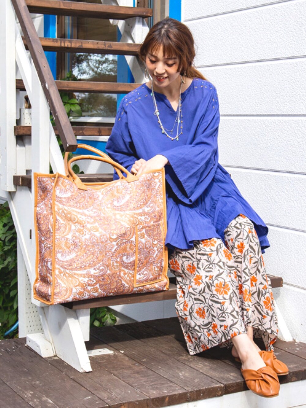 ブルー系のその他トップス、ベージュ系のその他パンツ、イエロー系のサンダルを着用したレディースの春コーディネートの1枚目の写真