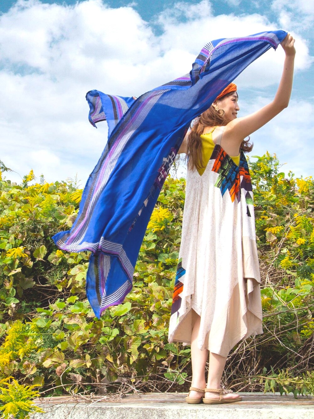 ブルー系のカーディガン/ボレロ、ホワイト系のサロペット/オーバーオール、イエロー系のキャミソールを着用したレディースの春コーディネートの1枚目の写真