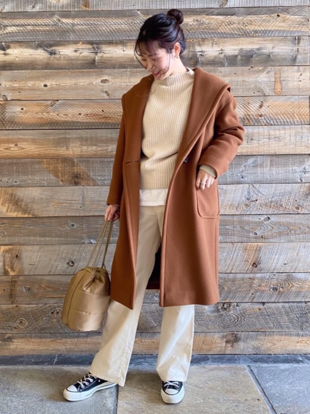 ブラウン系のその他アウター、ベージュ系のニット/セーター、ベージュ系のショルダーバッグを着用したレディースの秋コーディネートの1枚目の写真