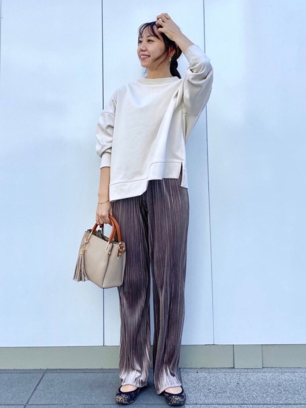ホワイト系のTシャツ/カットソー、ベージュ系のトートバッグ、その他のバレエシューズを着用したレディースの秋コーディネートの1枚目の写真